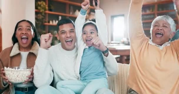 Γιορτάστε Ποπ Κορν Και Οικογένεια Έναν Καναπέ Στο Σπίτι Για — Αρχείο Βίντεο