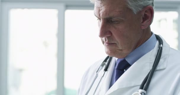 Kıdemli Doktor Doktor Elleri Tablet Hastane Klinik Araştırmalarında Dijital Verilerle — Stok video