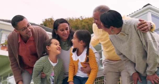 Дети Родители Бабушки Дедушки Открытом Воздухе Дворе Заботой Счастьем Любовью — стоковое видео