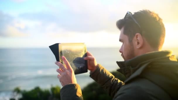 Outdoor View Man Met Een Tablet Foto Lens Flare Met — Stockvideo