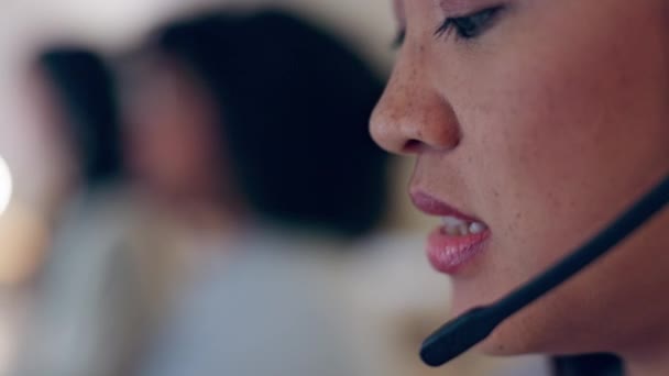 Τηλεφωνικό Κέντρο Ακουστικά Στόμα Της Γυναίκας Που Συμβουλεύονται Στην Επικοινωνία — Αρχείο Βίντεο