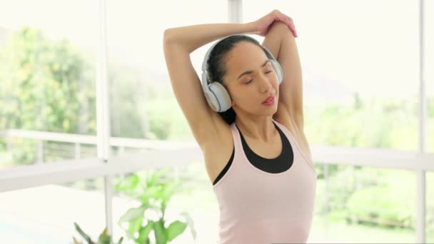 Musik Hörlurar Stretching Och Meditation Kvinna Hemmet För Mindfulness Motion — Stockvideo