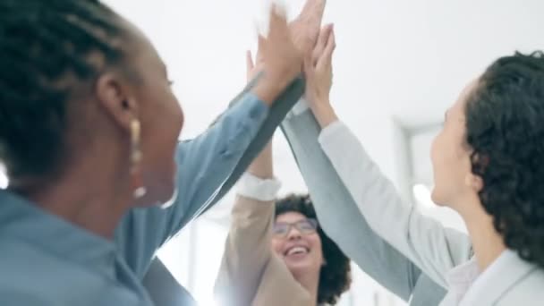 Ομαδική Δουλειά Κόλλα Πέντε Και Χέρια Επιχειρηματιών Γιορτάζουν Στο Γραφείο — Αρχείο Βίντεο