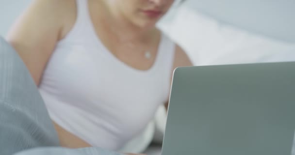 Mulher Laptop Dor Estômago Quarto Para Saúde Intestinal Indigestão Vírus — Vídeo de Stock