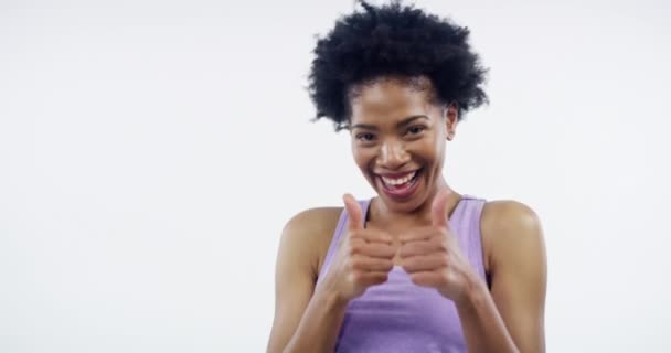 女性は フィットネス 健康のためのスタジオで親指を上げ 白い背景による合意に興奮します ハッピーアフリカの女の子 絵文字 サイン言語のアイコン エクササイズのレビューとフィードバック — ストック動画