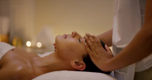 Relaxujte Péče Pleť Žena Masáž Obličeje Lázních Zen Fyzikální Terapie — Stock video