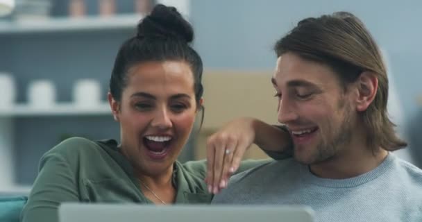 Pareja Videollamada Llamada Para Compromiso Casa Sonrisa Comunicación Sobre Tecnología — Vídeo de stock