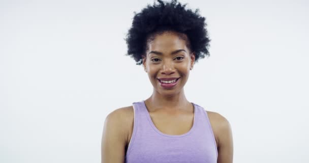 为了健康 私人教练和健康的动机而在肖像中指指点点和微笑 黑人女模特 模特儿的训练和邀请 有氧运动和在工作室里快乐的白人背景 — 图库视频影像
