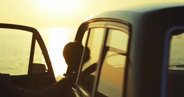 シルエット 海の夕日 旅行のモチベーションと達成で車で アドベンチャーの自由 女性のバックホリデーと旅行で海で休暇 — ストック動画
