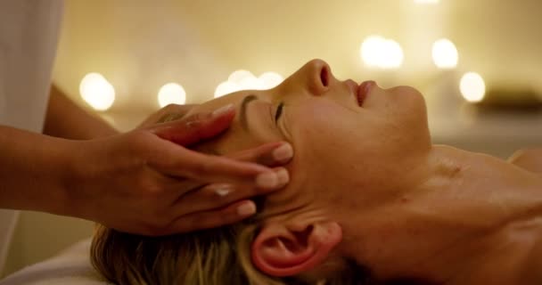 Relaks Uroda Kobieta Masażem Głowy Spa Zen Fizjoterapia Łóżku Świecami — Wideo stockowe