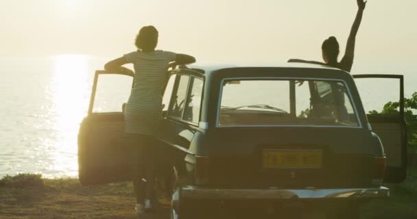 Γυναίκα Χαρούμενοι Φίλοι Και Ηλιοβασίλεμα Αυτοκίνητο Οδικό Ταξίδι Κίνητρο Και — Αρχείο Βίντεο