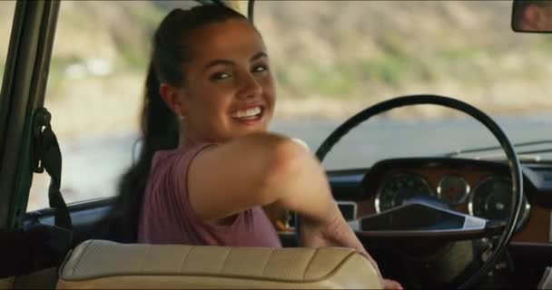 Podróż Kobieta Szczęśliwa Twarz Wolności Przygody Podróży Samochodem Dla Zabawy — Wideo stockowe