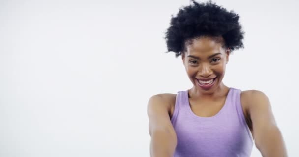 笑顔とトレーニングのための肖像画を指摘 健康のための個人的なトレーナーとプロモーション 黒人女性モデル トレーニング モチベーション ホワイトバックグラウンドでスタジオで幸せに招待 — ストック動画