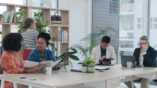 Laptop 사업가 디자인 다양성 사무실 브랜드 프로젝트에서 여성의 협력을 요청하는 — 비디오