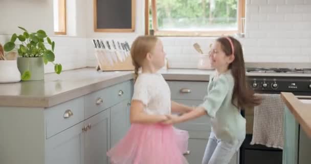 Jumping Dança Garotas Cozinha Brincando Unindo Com Energia Uma Casa — Vídeo de Stock