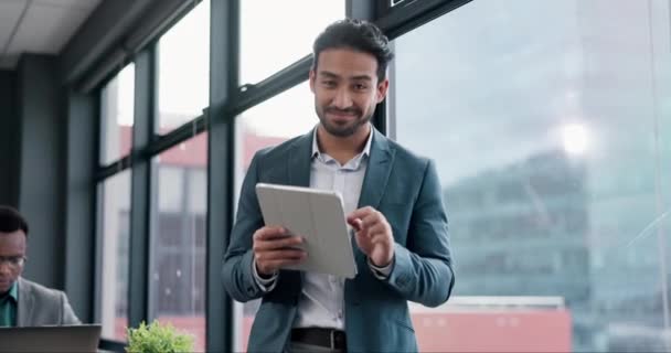 Cara Empresário Tablet Escritório Coworking Para Cronograma Equipe Pesquisa Relatório — Vídeo de Stock