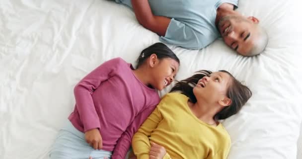 ハッピー ベッド 子供たちは両親と一緒にくつろぎ 絆を深めながらリラックスしています そして少女の子供たちは 家庭の寝室で母親と父親と嘘をついている — ストック動画