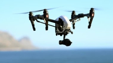 Drone, kamera ve fotoğraf teknolojisi sahilde su ya da dağ ile deniz manzarasını filme çekiyor. Okyanus, doğa ya da mavi gökyüzünün uzaktan kumandası, cihazı ya da video kaydı..