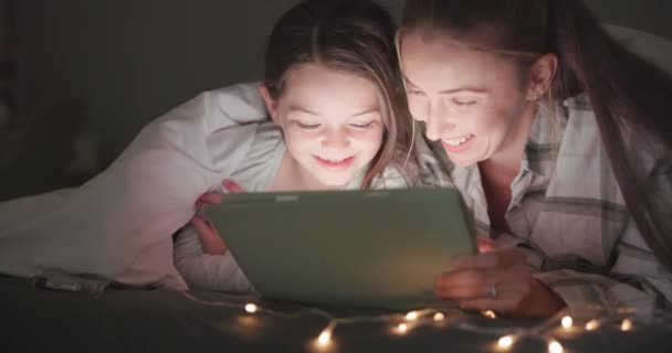 Tablet Νύχτα Και Μητέρα Την Κόρη Στην Κρεβατοκάμαρα Για Αφήγηση — Αρχείο Βίντεο