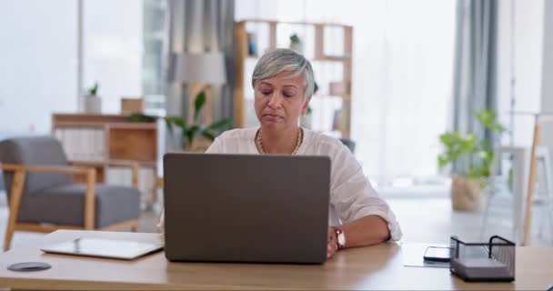Dizüstü Bilgisayar Daktilo Kıdemli Kadını Insan Kaynakları Veya Yöneticisi Şirket — Stok video