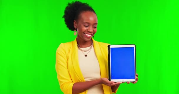 平板电脑和绿色屏幕 脸上挂着笑容 可供评论 应用标识或模拟品牌空间 非洲女士 数码触摸屏和点头赞成在促销 选择或同意在工作室肖像 — 图库视频影像