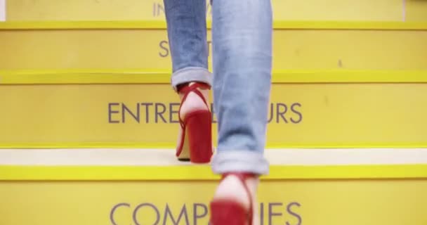 Füße Bürotreppen Und Nahaufnahmen Für Frauen Mit Motivation Inspiration Und — Stockvideo