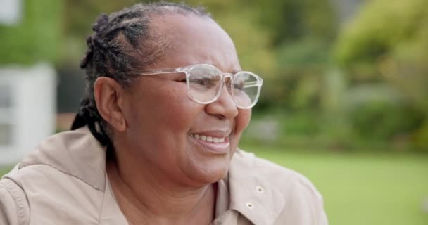 Seniorka Žena Spokojená Brýlemi Zahradě Penzionovanou Vesnicí Dobrou Vzpomínkou Život — Stock video
