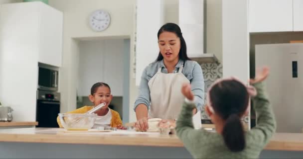 ベーキング 子供と一緒に自宅のキッチンで一緒に料理をする母親 食べ物 姉妹の子供は 子供の発達のための家で彼らの親と焼く方法を学びます — ストック動画