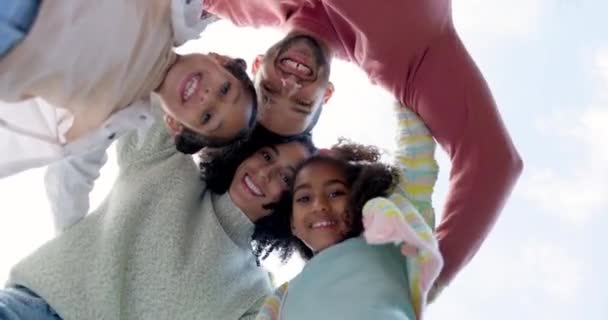 Rostro Familia Feliz Abrazo Inferior Aire Libre Para Cuidado Amor — Vídeos de Stock
