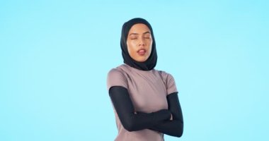 Yüz, kollar bağlı ve stüdyoda müslüman bir kadın mavi arka plan modelleme alanında izole edilmiş. İslam, ciddi portre ve kendine güvenen Suudi Arabistan 'lı şık tesettür, moda ve günlük kıyafetlerle.