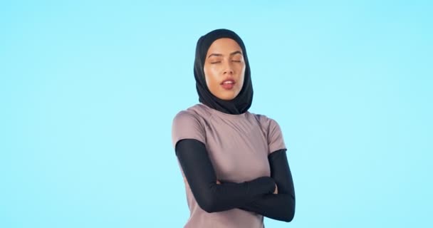 Πρόσωπο Χέρια Σταυρωμένα Και Μουσουλμάνα Γυναίκα Στο Στούντιο Απομονωμένη Ένα — Αρχείο Βίντεο