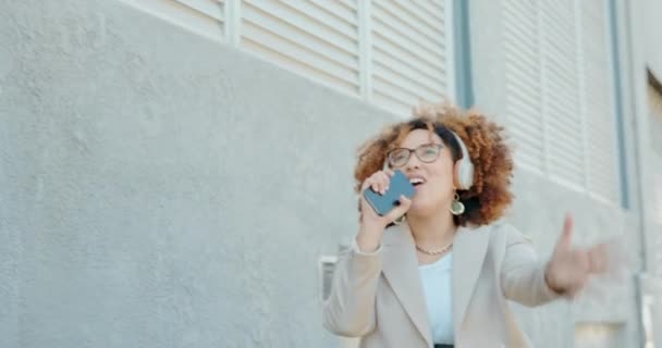 Ділова Жінка Навушники Вулиці Співом Танцями Або Свободою Музикою Телефоном — стокове відео