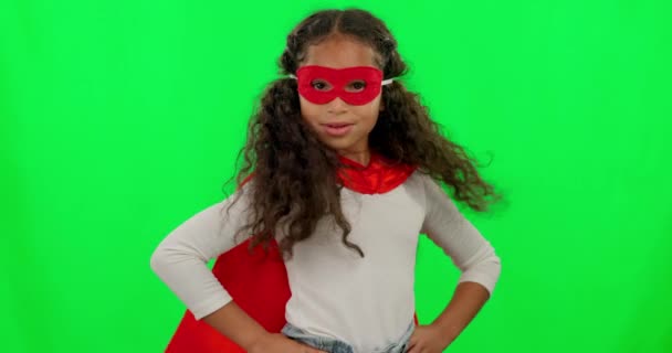 英雄和绿色屏幕与面具 强大和正义与双手的臀部作为模型 年轻的女孩 充满自信的权力和肖像 超级英雄斗篷 在工作室背景中制止犯罪 — 图库视频影像
