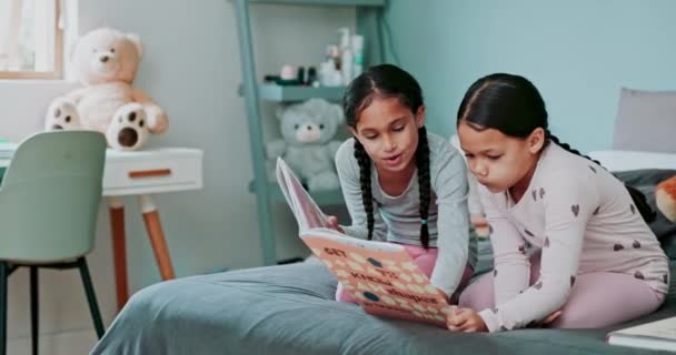 Hermanas Niños Libro Para Leer Cama Enseñanza Educación Para Ayudar — Vídeos de Stock