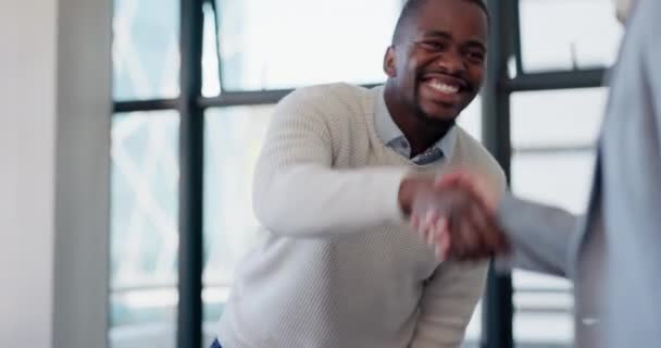 Empresario Hombre Negro Apretón Manos Oficina Con Bienvenida Colaboración Reunión — Vídeos de Stock