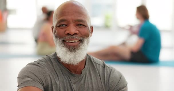 Twarz Joga Starszy Mężczyzna Medytacją Fitness Trening Centrum Odnowy Biologicznej — Wideo stockowe