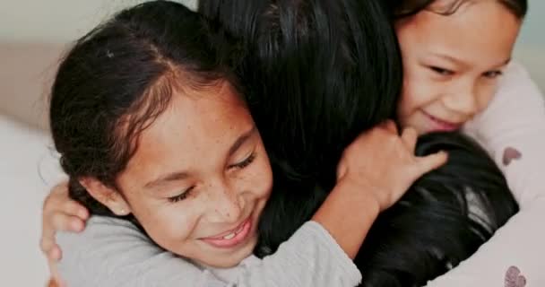 Abrazo Niñas Madre Con Amor Familia Felicidad Con Alegría Hogar — Vídeos de Stock