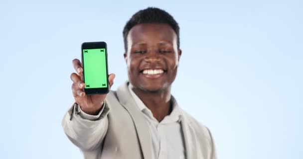 Щасливий Чорний Чоловік Телефон Зелений Екран Реклами Або Маркетингу Фоні — стокове відео