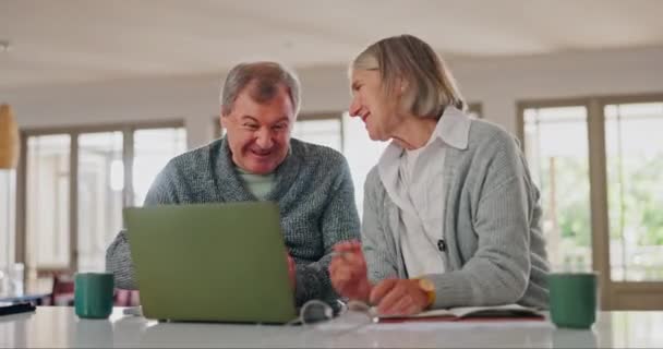 笔记本电脑 微笑和老两口在社交媒体 网站或互联网上联谊 老年男女退休后在电脑上观看有趣的视频 以便在家中建立起友谊 — 图库视频影像