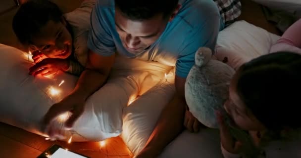 Tablet Vader Die Meisjes Voorleest Een Slaapkamertent Verhalen Vertellen Van — Stockvideo