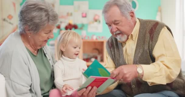 Grootouders Kind Lezen Met Onderwijs Voor Onderwijs Met Steun Liefde — Stockvideo