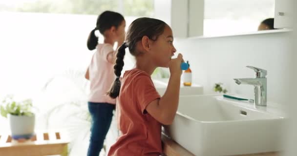 在他们现代家庭的浴室里 孩子们一起刷牙进行牙科护理 口腔卫生和女童在家里每天早上做清洁的口腔卫生 — 图库视频影像