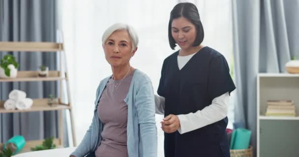 Halteres Fisioterapia Consultoria Com Enfermeira Mulher Idosa Para Fisioterapia Ajuda — Vídeo de Stock