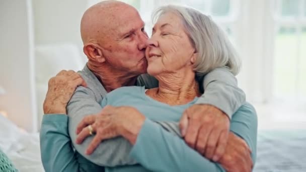 老两口 在卧室里拥抱和亲吻 在家里一起关心和聊天 老年男子和快乐的女人躺在床上 拥抱和联系 寻求支持 关系和对婚姻的承诺 — 图库视频影像