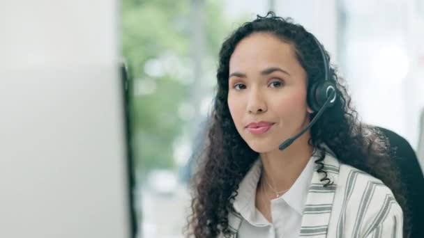 Headset Potret Dan Seorang Wanita Pusat Panggilan Untuk Layanan Pelanggan — Stok Video