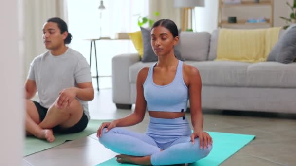 Meditatie Ademhaling Koppel Woonkamer Fitness Yoga Mind Healing Holistische Oefening — Stockvideo