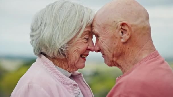 Miłość Pocałunek Para Seniorów Parku Szczęśliwa Wolna Łącząca Się Przyrodzie — Wideo stockowe