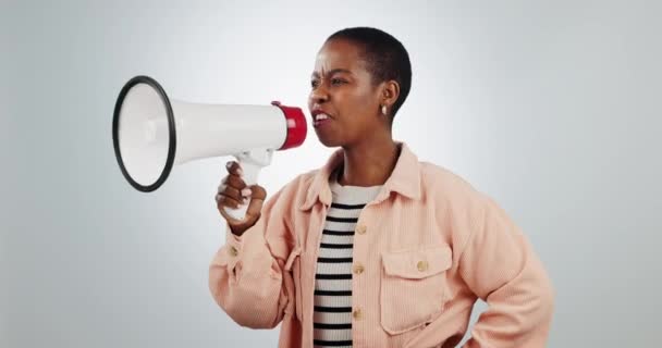 扩音器 语言和愤怒的黑人妇女与权力的拳头工作室正义 新闻和变化的灰色背景 具有话音 变换或表决自由的麦克风 噪音和女扬声器 — 图库视频影像
