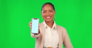 Yeşil ekran telefonu, mutlu ve kurumsal kadın online reklam haberleri, memnuniyet veya satış tanıtımı için onay verdi. Chroma anahtar portresi, nokta ve iş adamı stüdyo arka planında akıllı telefonu göster.