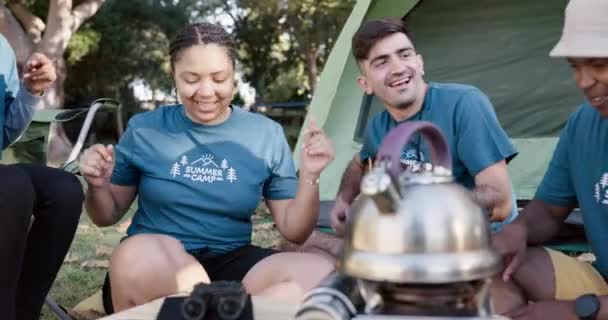 舞蹈和露营与志愿朋友坐在一起的篝火为粘合 与一群年轻人一起在大自然的营地享受慈善的音乐 微笑和自由 — 图库视频影像